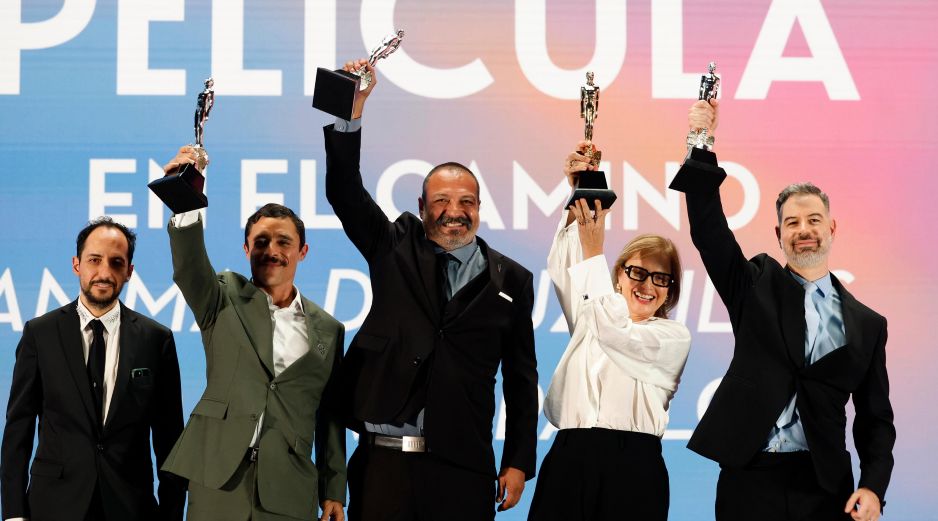 “En el camino”. La cinta obtuvo seis estatuillas, entre ellas las de Mejor Actor, para Osvaldo Sánchez (segundo de izquierda a derecha); Coactuación Masculina, para Mariano López Sosa (al centro), y Mejor Dirección, para David Pablos. EFE/S. Gutiérrez
