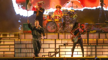Alejandro Sanz. El cantautor tomó una bandera de México durante la interpretación de su tema “Por bandera”. EL INFORMADOR/A. Navarro