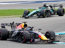 El piloto neerlandés de Red Bull Max Verstappen maneja por delante del piloto británico de Mercedes George Russell. AP/V. Thian