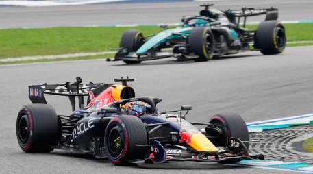 El piloto neerlandés de Red Bull Max Verstappen maneja por delante del piloto británico de Mercedes George Russell. AP/V. Thian