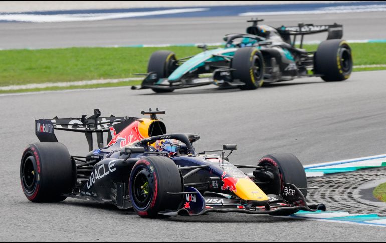 El piloto neerlandés de Red Bull Max Verstappen maneja por delante del piloto británico de Mercedes George Russell. AP/V. Thian