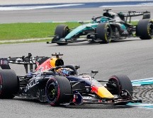 El piloto neerlandés de Red Bull Max Verstappen maneja por delante del piloto británico de Mercedes George Russell. AP/V. Thian