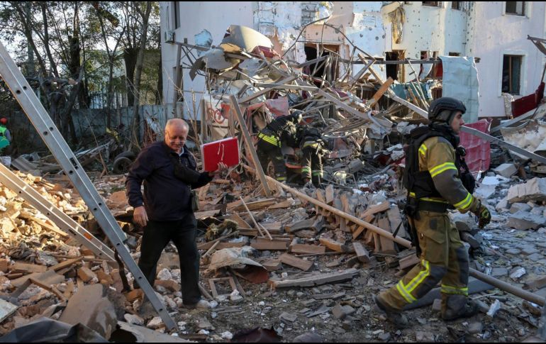 Destrozos en un barrio de Jarkov atacado por Rusia este 2 de octubre. EFE/ S. KOZLOV
