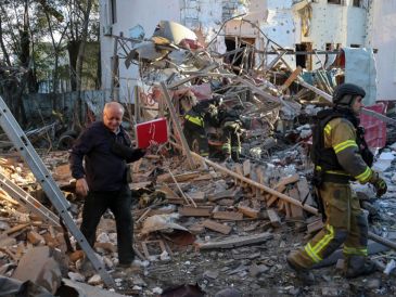 Destrozos en un barrio de Jarkov atacado por Rusia este 2 de octubre. EFE/ S. KOZLOV