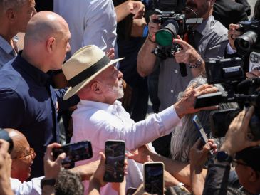 El primer candidato en votar este domingo fue el senador ultraderechista Flávio Bolsonaro, rival principal de Lula. EFE / S. Moreira