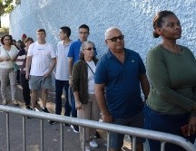 Personas hacen fila para votar en la Escuela Estatal João Firmino Correia de Araújo durante la primera vuelta de las elecciones a la Presidencia de Brasil este domingo, en Sao Bernardo Do Campo. EFE/I. Fontana