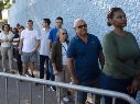 Personas hacen fila para votar en la Escuela Estatal João Firmino Correia de Araújo durante la primera vuelta de las elecciones a la Presidencia de Brasil este domingo, en Sao Bernardo Do Campo. EFE/I. Fontana