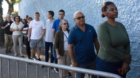Personas hacen fila para votar en la Escuela Estatal João Firmino Correia de Araújo durante la primera vuelta de las elecciones a la Presidencia de Brasil este domingo, en Sao Bernardo Do Campo. EFE/I. Fontana