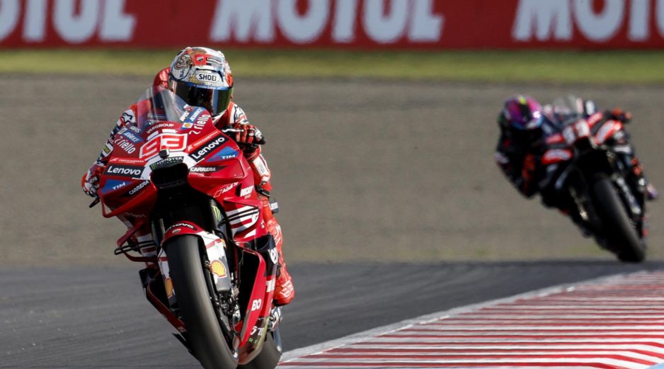 Marc Márquez (Ducati) por delante de Jorge Martín (Aprilia), en la carrera sprint de MotoGP del Gran Premio de Japón que se disputa en el circuito de Motegi. EFE/F. Robichon