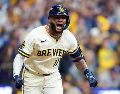 Jackson Chourio conectó el imparable decisivo para que Milwaukee remontara y venciera a San Diego por 4-3. AFP/P. MCDERMOTT.