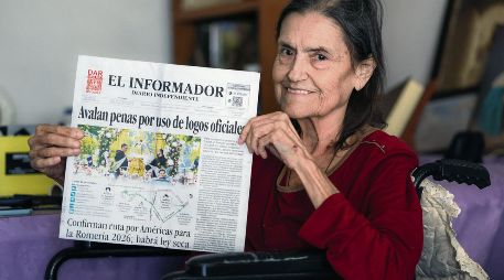 Entre recuerdos, noticias y páginas que comparte en familia, “Pitita” ha hecho de EL INFORMADOR parte de su rutina y de sus memorias. EL INFORMADOR/ A. Navarro