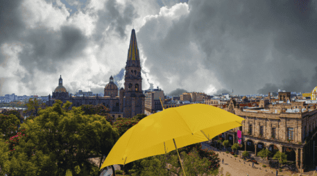 Se pronostica que las lluvias se intensifiquen entre las 14:00 y las 19:00 horas, transformándose en chubascos moderados a fuertes. ESPECIAL / CANVA