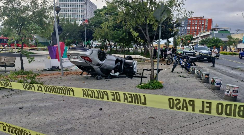 Al no contar con una póliza, será el conductor quien deba pagar los daños ocasionados a la explanada de Zapopan. ESPECIAL
