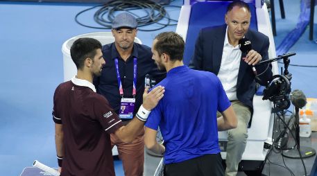 Daniil Medvedev fue descalificado en la segunda semifinal del torneo ATP 500 de Beijing, por lo que el serbio Novak Djokovic se metió en la final. EFE / J. Lee
