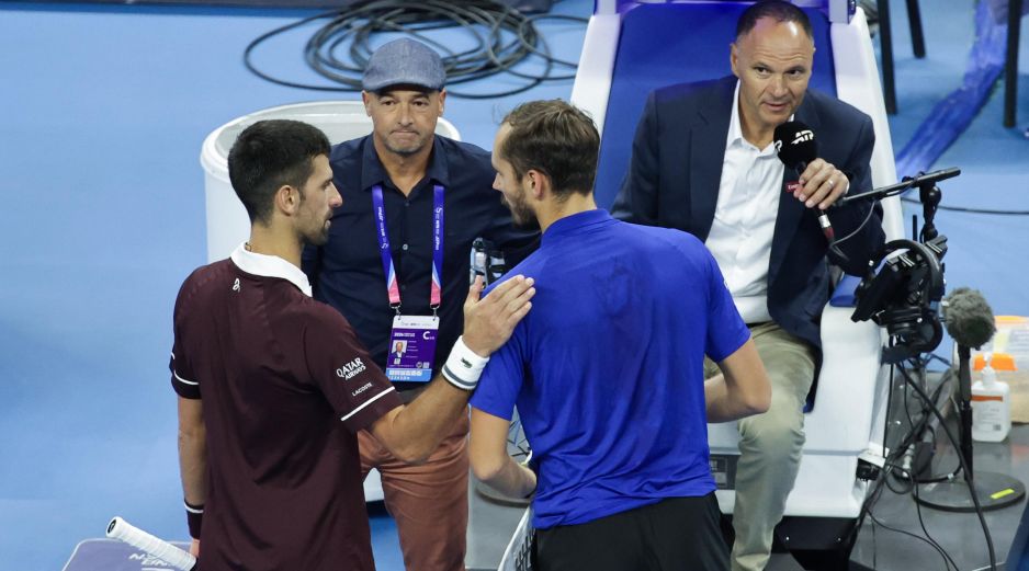 Daniil Medvedev fue descalificado en la segunda semifinal del torneo ATP 500 de Beijing, por lo que el serbio Novak Djokovic se metió en la final. EFE / J. Lee