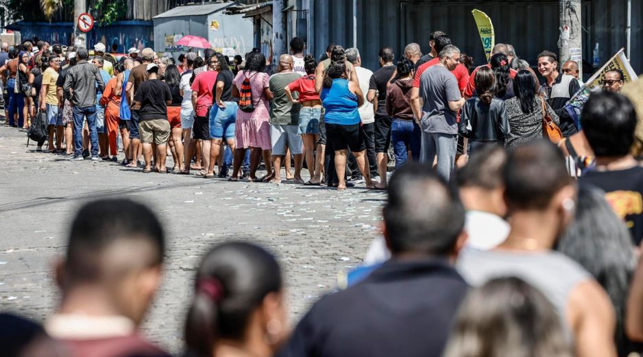 Personas hacen fila en un puesto de votación del pasado domingo, en el barrio de Bonsucesso cerca al complejo de favelas de Maré, en Río de Janeiro. EFE/ A. Coelho