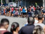 Personas hacen fila en un puesto de votación del pasado domingo, en el barrio de Bonsucesso cerca al complejo de favelas de Maré, en Río de Janeiro. EFE/ A. Coelho