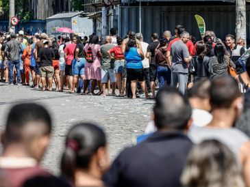Personas hacen fila en un puesto de votación del pasado domingo, en el barrio de Bonsucesso cerca al complejo de favelas de Maré, en Río de Janeiro. EFE/ A. Coelho
