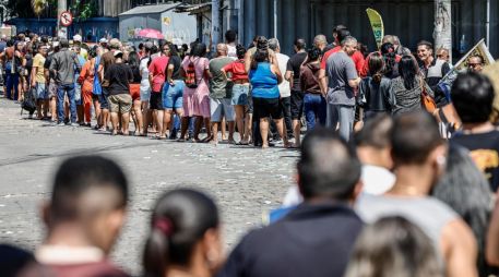 Personas hacen fila en un puesto de votación del pasado domingo, en el barrio de Bonsucesso cerca al complejo de favelas de Maré, en Río de Janeiro. EFE/ A. Coelho