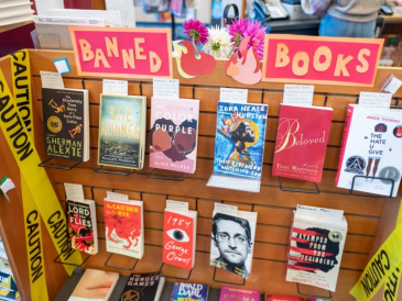 Durante el curso escolar 2025-2026, las prohibiciones de libros afectaron a las obras de más de cuatro mil autores, ilustradores y traductores. La mayoría de los autores cuyos libros fueron objeto de censura suelen abordar temas relacionados con la raza y el racismo, la identidad de género y la sexualidad, o bien representan la violencia sexual en sus obras. ESPECIAL