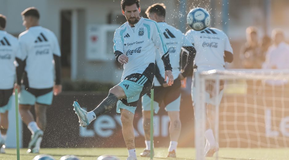 El astro de 39 años afina los últimos detalles con el balón de cara al amistoso contra Benín, el cual marcará el punto final a más de dos décadas de trayectoria histórica vistiendo la Albiceleste. EFE/J. RONCORONI