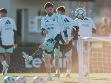 El astro de 39 años afina los últimos detalles con el balón de cara al amistoso contra Benín, el cual marcará el punto final a más de dos décadas de trayectoria histórica vistiendo la Albiceleste. EFE/J. RONCORONI