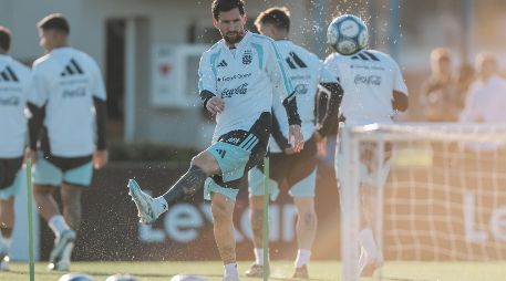 El astro de 39 años afina los últimos detalles con el balón de cara al amistoso contra Benín, el cual marcará el punto final a más de dos décadas de trayectoria histórica vistiendo la Albiceleste. EFE/J. RONCORONI