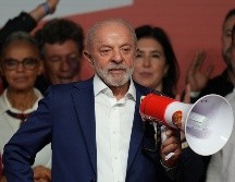 El presidente Luiz Inácio Lula da Silva, quien desea ser reelegido, se dirige a sus partidarios tras avanzar a la segunda vuelta electoral después de la primera ronda. AP/A. Penner
