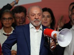 El presidente Luiz Inácio Lula da Silva, quien desea ser reelegido, se dirige a sus partidarios tras avanzar a la segunda vuelta electoral después de la primera ronda. AP/A. Penner