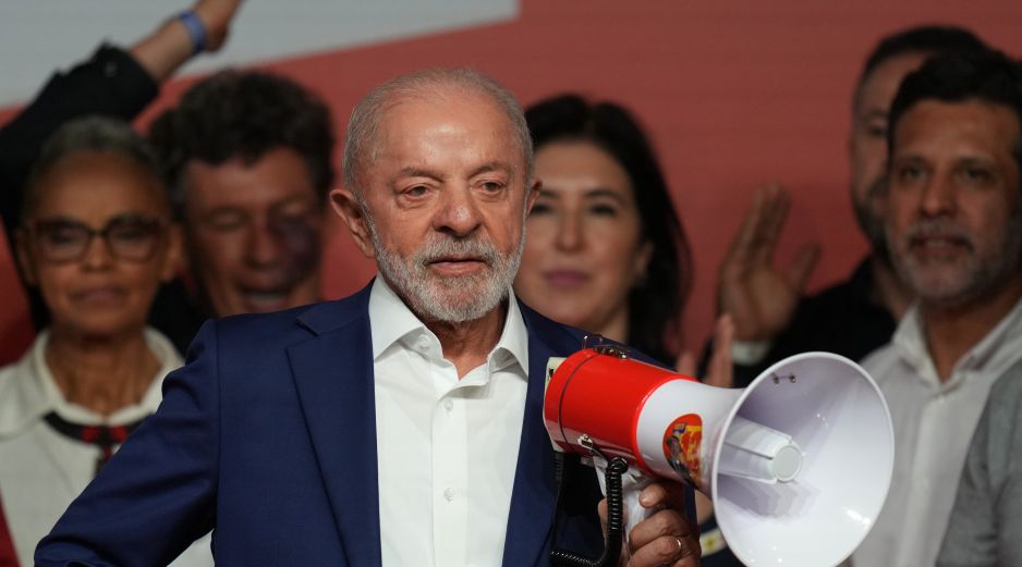 El presidente Luiz Inácio Lula da Silva, quien desea ser reelegido, se dirige a sus partidarios tras avanzar a la segunda vuelta electoral después de la primera ronda. AP/A. Penner