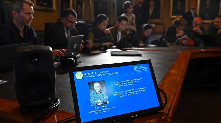Conferencia de prensa en la Real Academia Sueca de Ciencias en la que se anunció a Francis Halzen como Premio Nobel de Física 2026. EFE/C. Olsson
