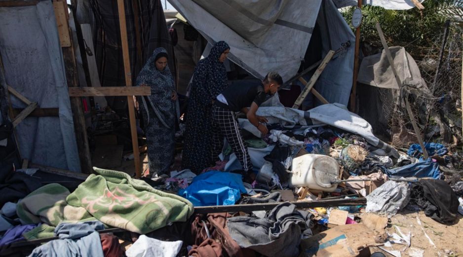 Fotografía de archivo de palestinos desplazados inspeccionando el lugar de un ataque israelí contra una tienda de campaña que albergaba a personas desplazadas en la zona de Al-Mawasi, al oeste de Jan Yunis, en el sur de la Franja de Gaza. EFE/H. Imad