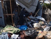 Fotografía de archivo de palestinos desplazados inspeccionando el lugar de un ataque israelí contra una tienda de campaña que albergaba a personas desplazadas en la zona de Al-Mawasi, al oeste de Jan Yunis, en el sur de la Franja de Gaza. EFE/H. Imad