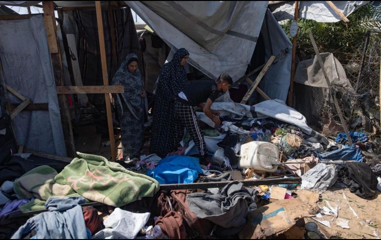 Fotografía de archivo de palestinos desplazados inspeccionando el lugar de un ataque israelí contra una tienda de campaña que albergaba a personas desplazadas en la zona de Al-Mawasi, al oeste de Jan Yunis, en el sur de la Franja de Gaza. EFE/H. Imad