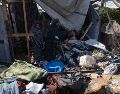 Fotografía de archivo de palestinos desplazados inspeccionando el lugar de un ataque israelí contra una tienda de campaña que albergaba a personas desplazadas en la zona de Al-Mawasi, al oeste de Jan Yunis, en el sur de la Franja de Gaza. EFE/H. Imad