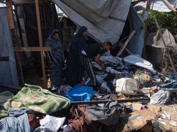 Fotografía de archivo de palestinos desplazados inspeccionando el lugar de un ataque israelí contra una tienda de campaña que albergaba a personas desplazadas en la zona de Al-Mawasi, al oeste de Jan Yunis, en el sur de la Franja de Gaza. EFE/H. Imad