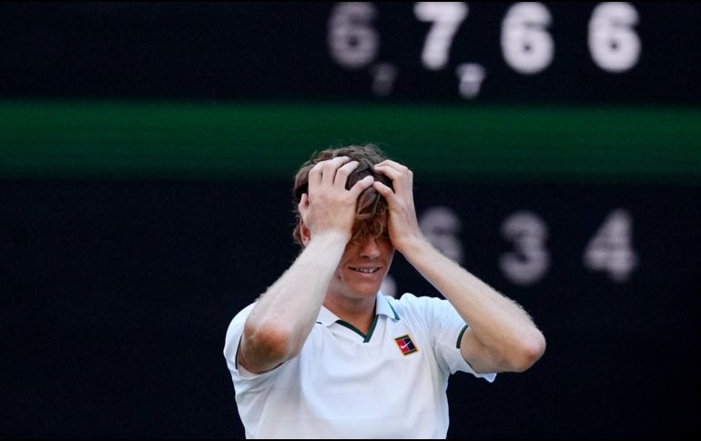 La estrella italiana del tenis, Jannik Sinner, corre el riesgo de ser desbancado de la cima del ranking mientras esté fuera de competencia. AP / ARCHIVO