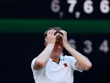 La estrella italiana del tenis, Jannik Sinner, corre el riesgo de ser desbancado de la cima del ranking mientras esté fuera de competencia. AP / ARCHIVO