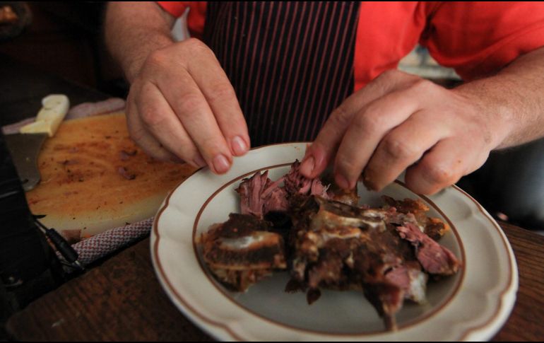Entre los platillos que forman parte de su identidad gastronómica aparece la birria tatemada. NTX/ARCHIVO