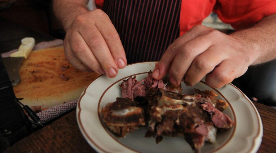 Entre los platillos que forman parte de su identidad gastronómica aparece la birria tatemada. NTX/ARCHIVO