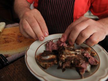 Entre los platillos que forman parte de su identidad gastronómica aparece la birria tatemada. NTX/ARCHIVO