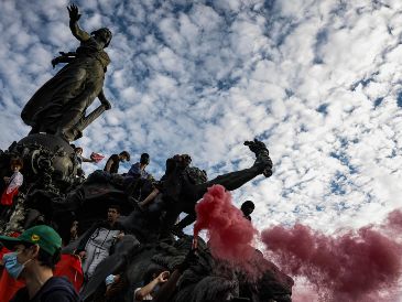 El malestar de los estudiantes ha enlazado con el de otros colectivos, como el de los funcionarios públicos o los agricultores. EFE / M. BADRA