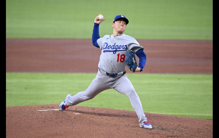 Yoshinobu Yamamoto brilló desde el montículo para guiar a los Dodgers a una victoria que los deja a un triunfo de avanzar. AFP.