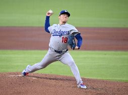 Yoshinobu Yamamoto brilló desde el montículo para guiar a los Dodgers a una victoria que los deja a un triunfo de avanzar. AFP.