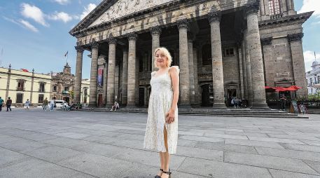 La soprano y directora de Ópera Jalisco posa para esta casa editorial, con el Teatro Degollado como fondo. EL INFORMADOR/ A. Navarro
