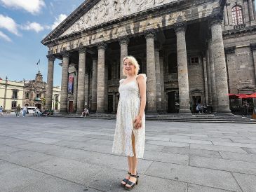 La soprano y directora de Ópera Jalisco posa para esta casa editorial, con el Teatro Degollado como fondo. EL INFORMADOR/ A. Navarro