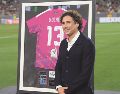 El guardameta recibió una ovación mientras sostenía la camiseta con el dorsal 13 que lo acompañó con el Tri. EFE