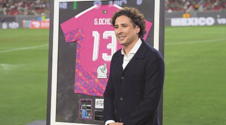 El guardameta recibió una ovación mientras sostenía la camiseta con el dorsal 13 que lo acompañó con el Tri. EFE