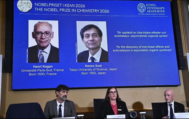 Las fotos de Henri Kagan y Kenso Soai, en una pantalla, tras anunciar su Nobel de Química, en la Real Academia de las Ciencias de Suecia. AP/TT NEWS/S. Sandberg