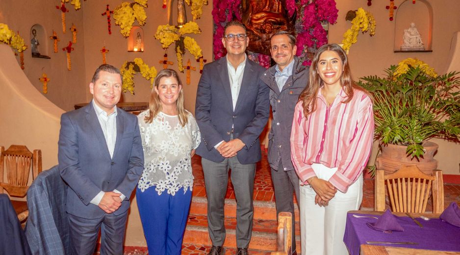 Antonio de los Reyes, Teresa Nicolás, Abraham Mendoza, Fernando Batista y Liudmila Beltrán. GENTE BIEN JALISCO / Revista del 9 de octubre del 2026